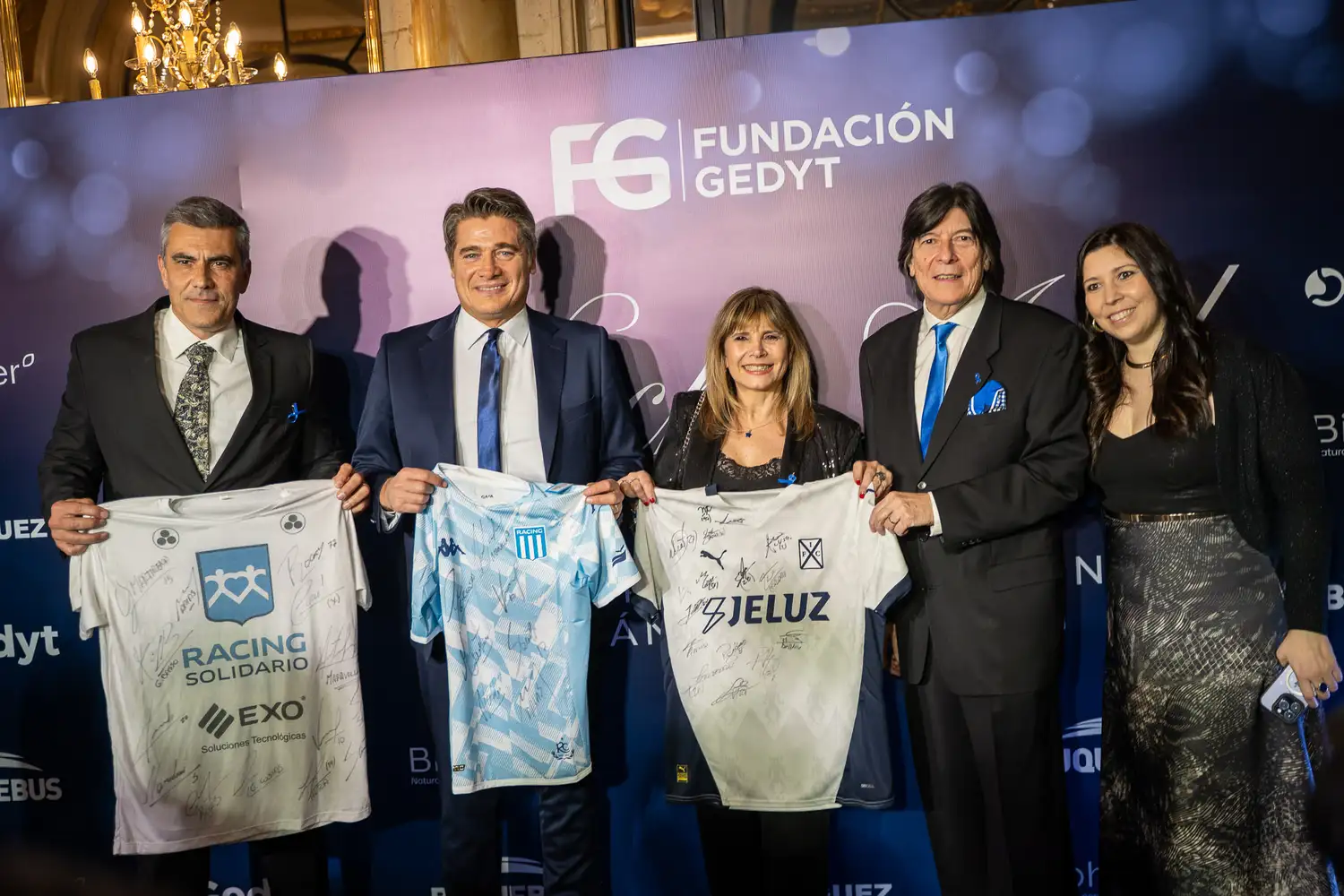 Varias personalidades participaron de la "Noche Azul" organizada por Fundación Gedyt.