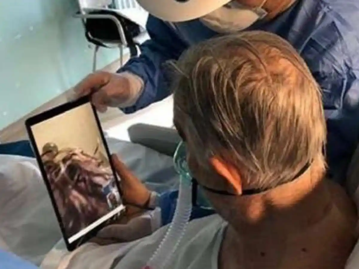 Entregan tablets para que abuelos se despidan de familiares