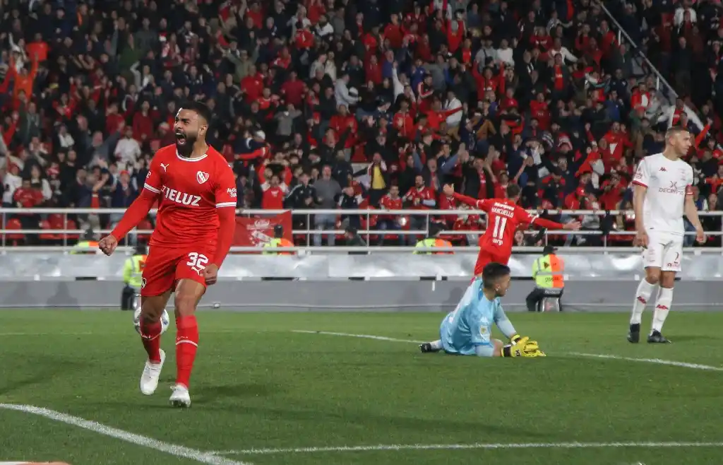 El colombiano Canelo festeja el gol de la victoria.