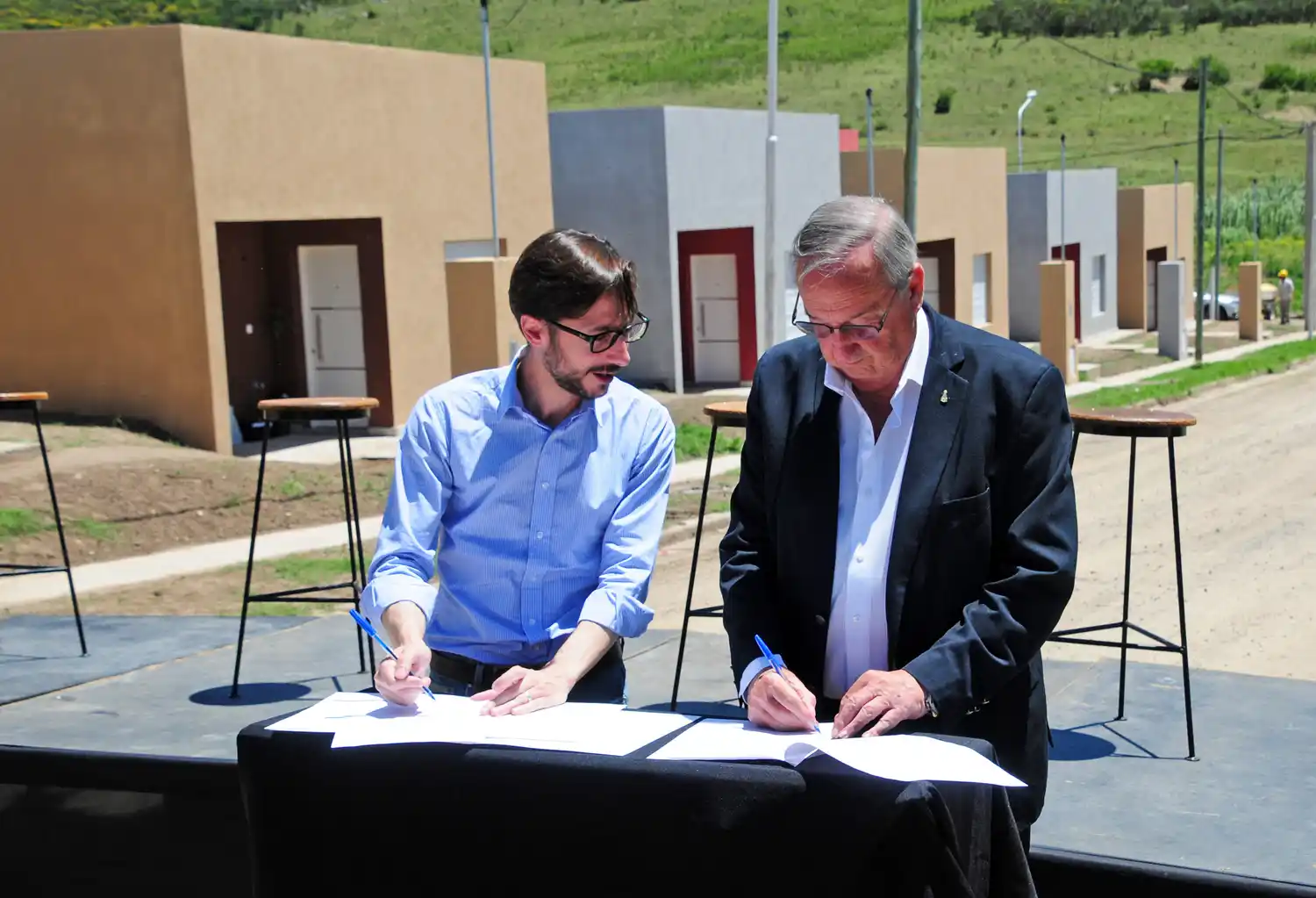 Lunghi y el ministro Simone firmaron el convenio para construir 24 viviendas más en la ciudad