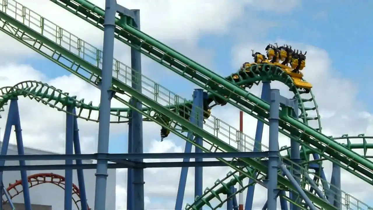 Gran susto en el Parque de la Costa: se rompió la montaña rusa verde y dejó atrapadas a varias personas