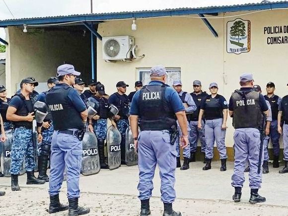La Policía detuvo a un sujeto que 
amenazó a una vecina y atacó su casa