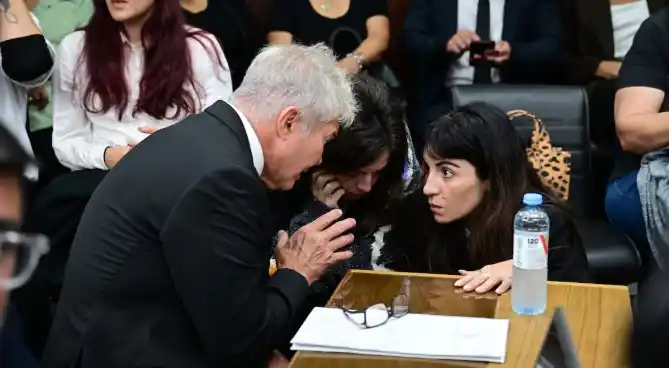 Fernando Burlando junto con Dalma y Gianinna Maradona