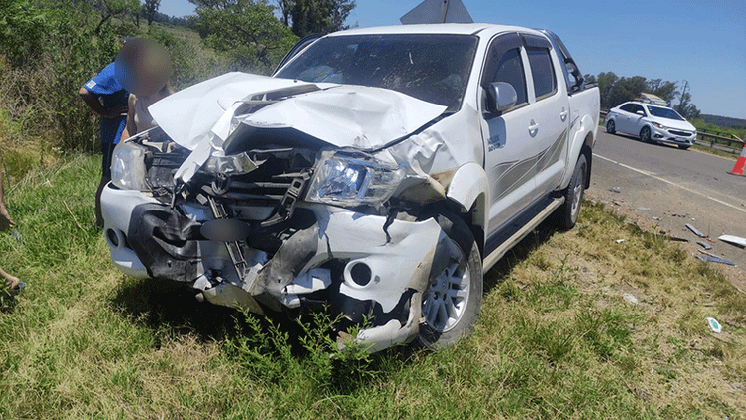 Conductor se descompensó, se cruzó de carril y colisionó a una camioneta