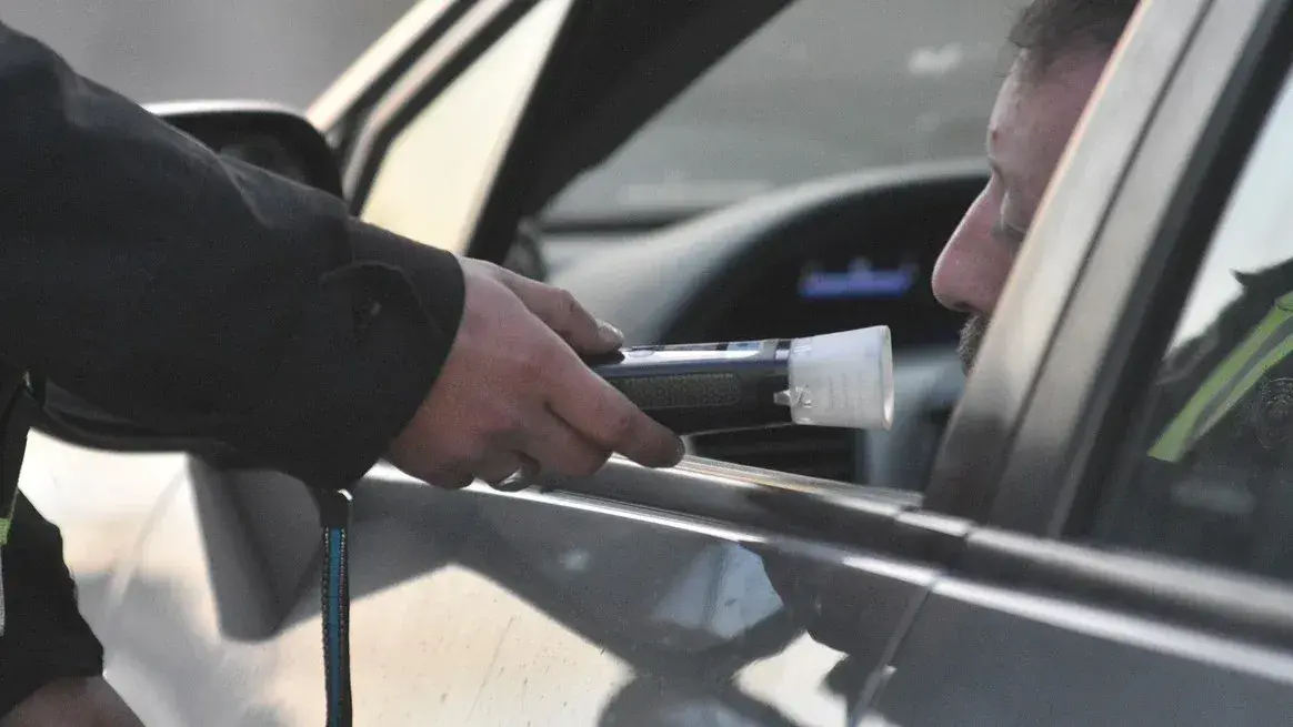 El hecho se registró en un control rutinario y pone de relieve los riesgos del consumo de alcohol al volante.