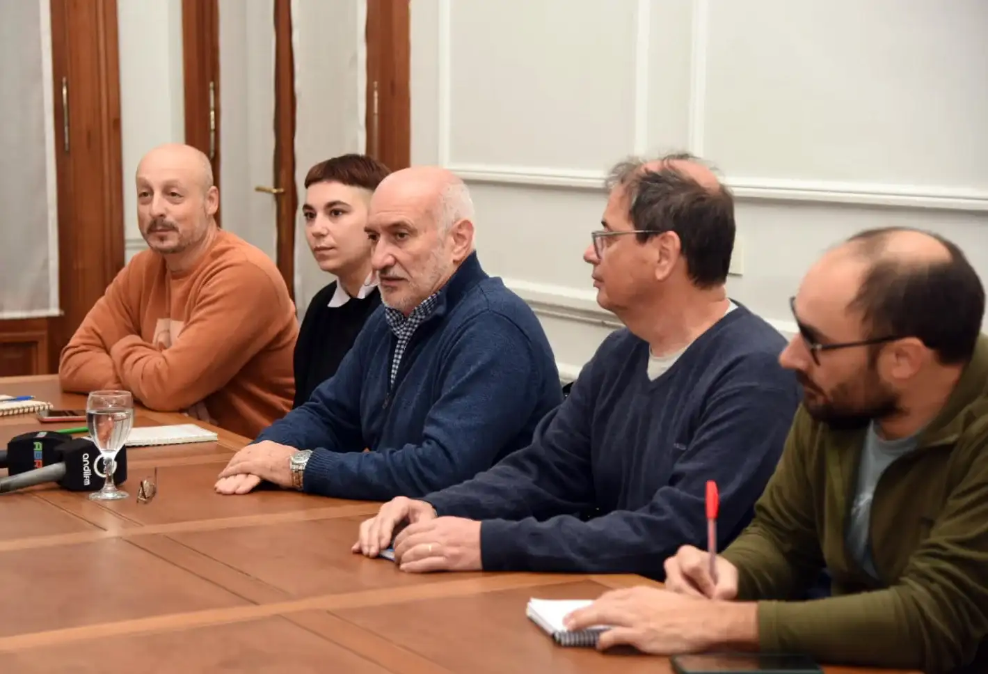 Diego Jongewaard de Boer (Atuncpba), Micaela Di Rocco (fua); el rector Marcelo Aba; Marcelo Stipcich (Adunce) e Ignacio Simoy (ATE-Conicet).