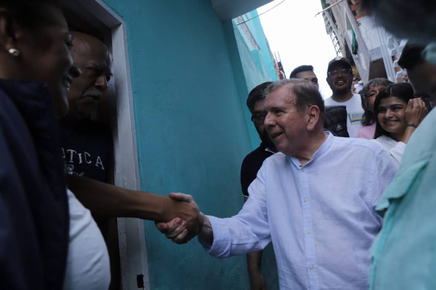 «No podemos seguir otros 25 años más con un gobierno tan nefasto»: Edmundo González de visita en El Cementerio