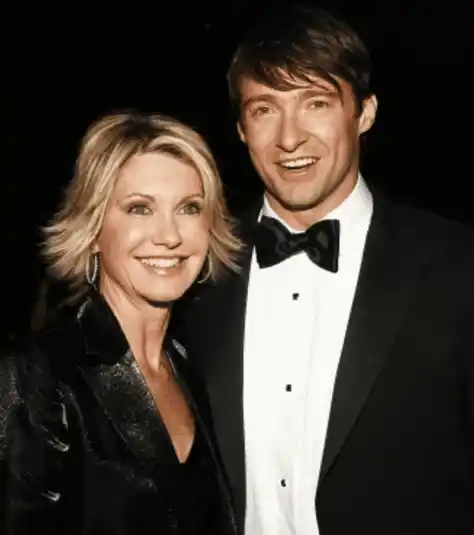 Hugh Jackman recordó en Instagram que Olivia Newton-John fue la primera mujer que besó en un afiche. 