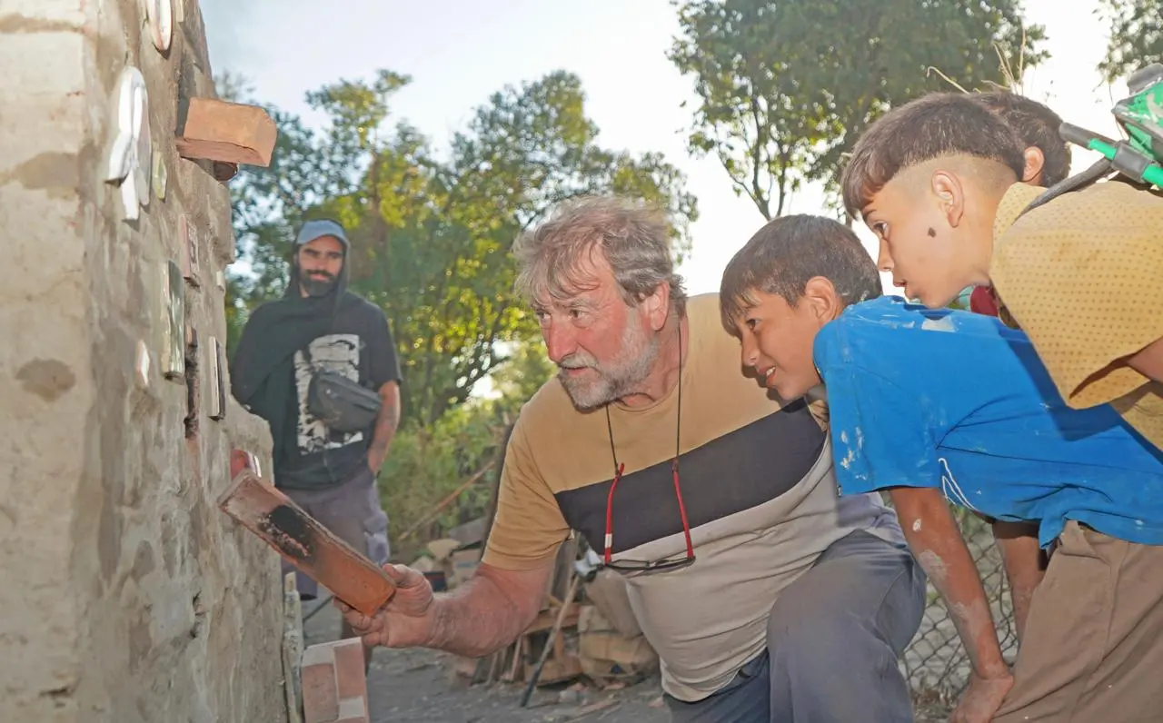 Avanza en el Centro Cultural  Municipal la construcción de un  horno de barro comunitario