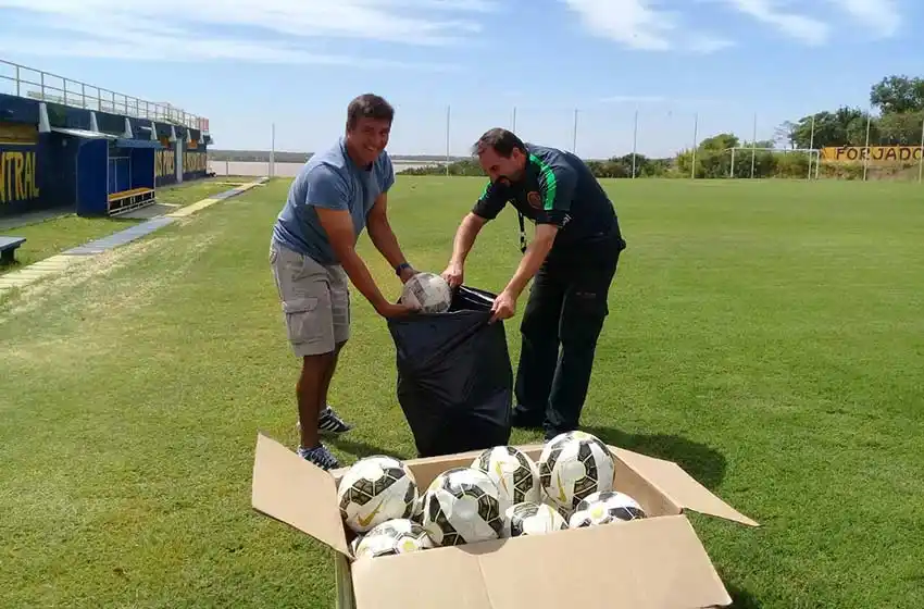 Central le dio pelota al Sala