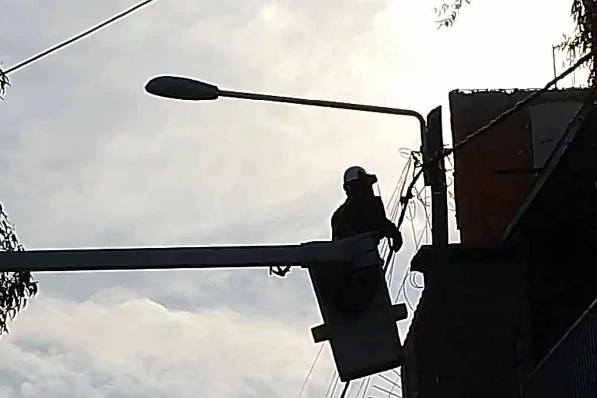 Un operario de la Usina trabajando en el corte de conexiones clandestinas