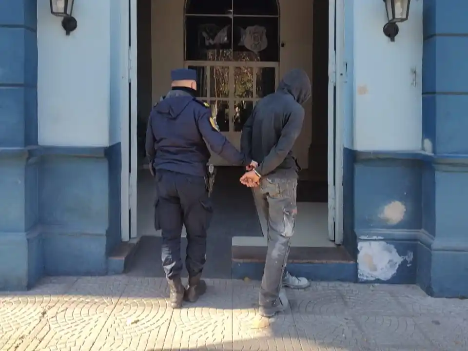 Aprehendieron a un joven de 19 años que intentó agredir a la Policía con su moto