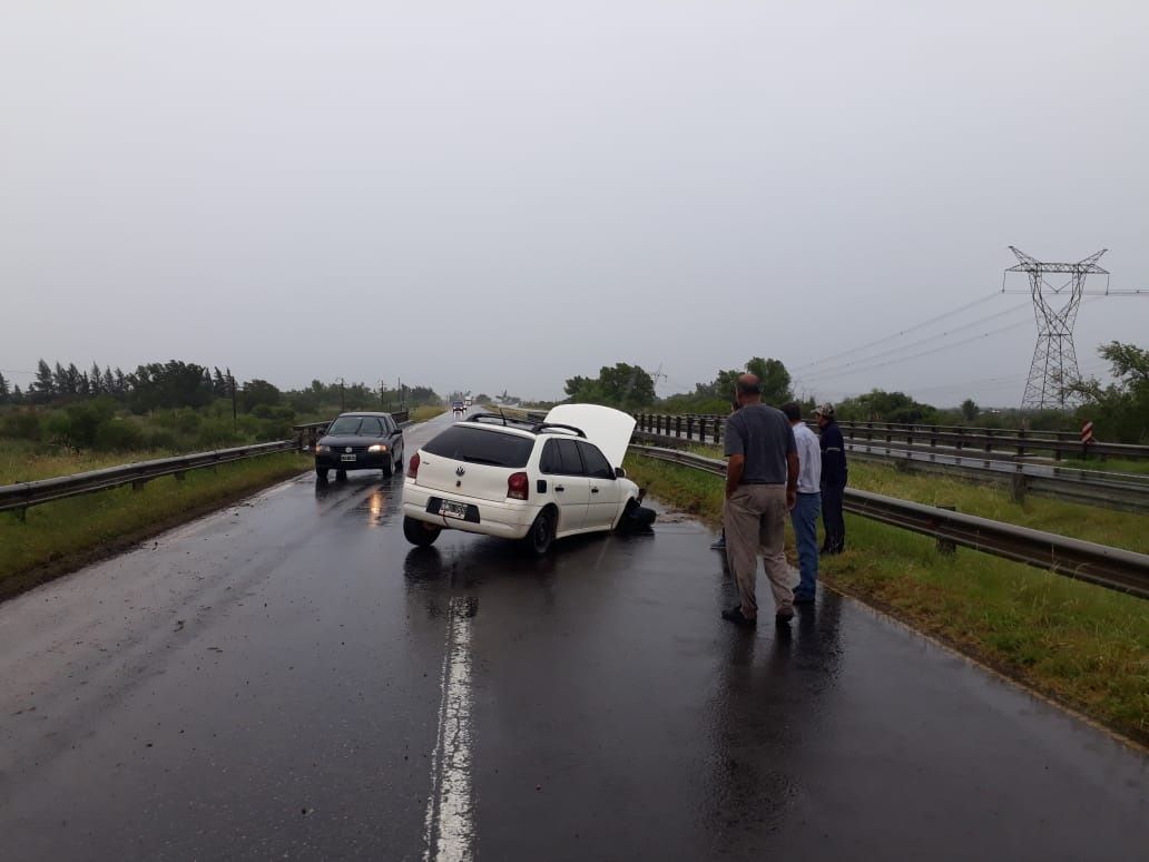 Un auto chocó contra el guardarrail en la ruta 12