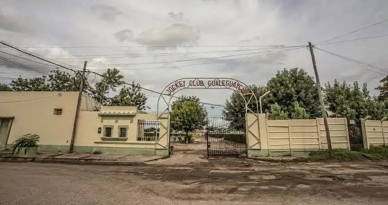 Dos delincuentes asaltaron a cuatro adolescentes en la puerta del hipódromo