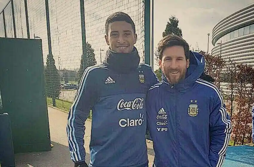 Los pibes rojinegros y el lujo de estar cerca del mejor del mundo