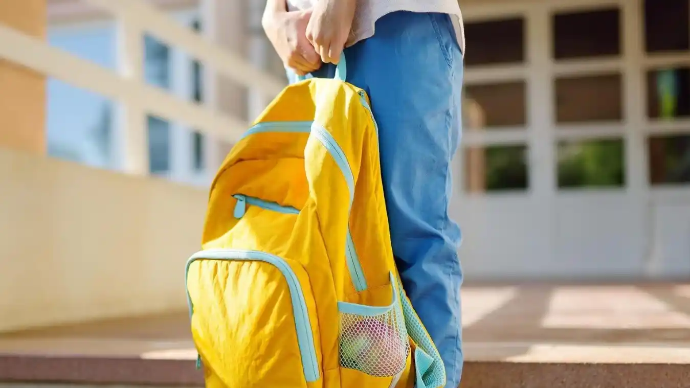 Mochilas cargadas y excesivo uso de pantallas, algunas de las causas.