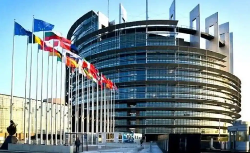 Eurodiputados apoyan suspender las patentes de vacunas anticovid
