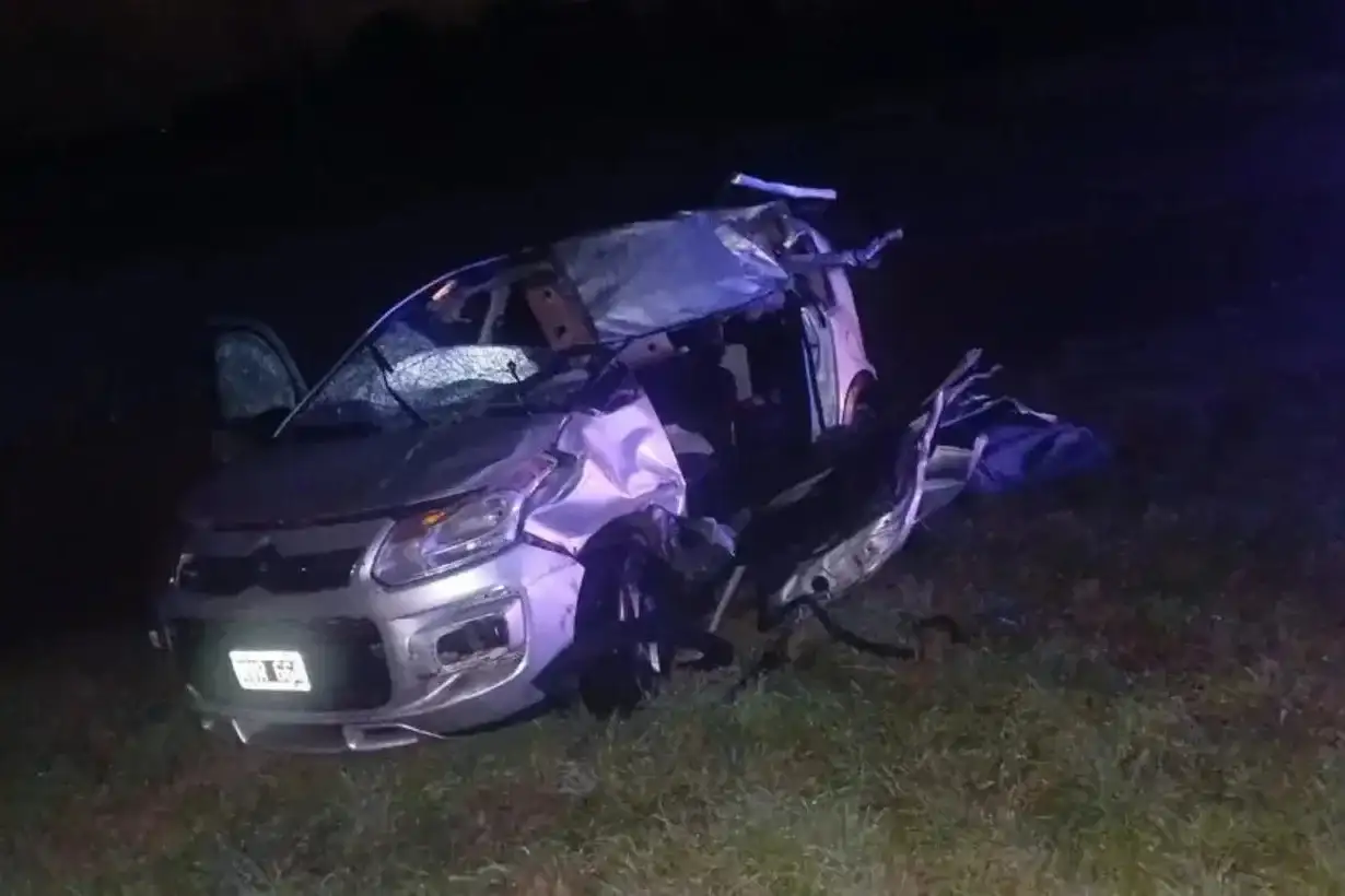 Como consecuencia del violento impacto, el vehículo perdió el control, despistó y volcó a un costado de la ruta.