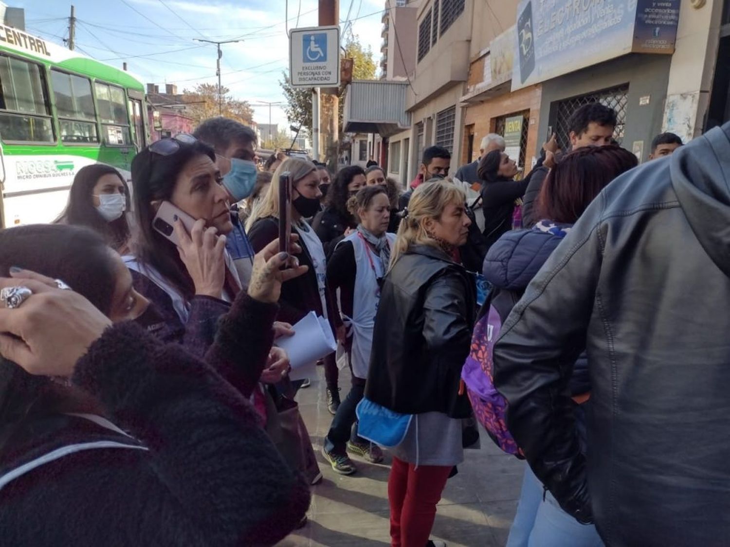 Escuelas sin gas en Quilmes: Padres y docentes marcharon al Consejo Escolar