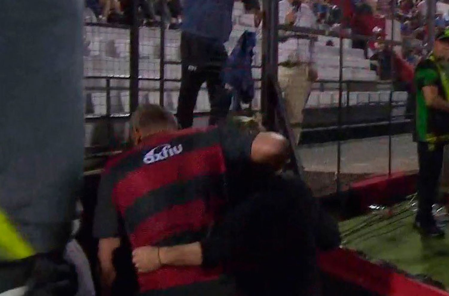 Tenso momento entre los técnicos de Patronato y Defensa: Delfino tomó del cuello a Beccacece