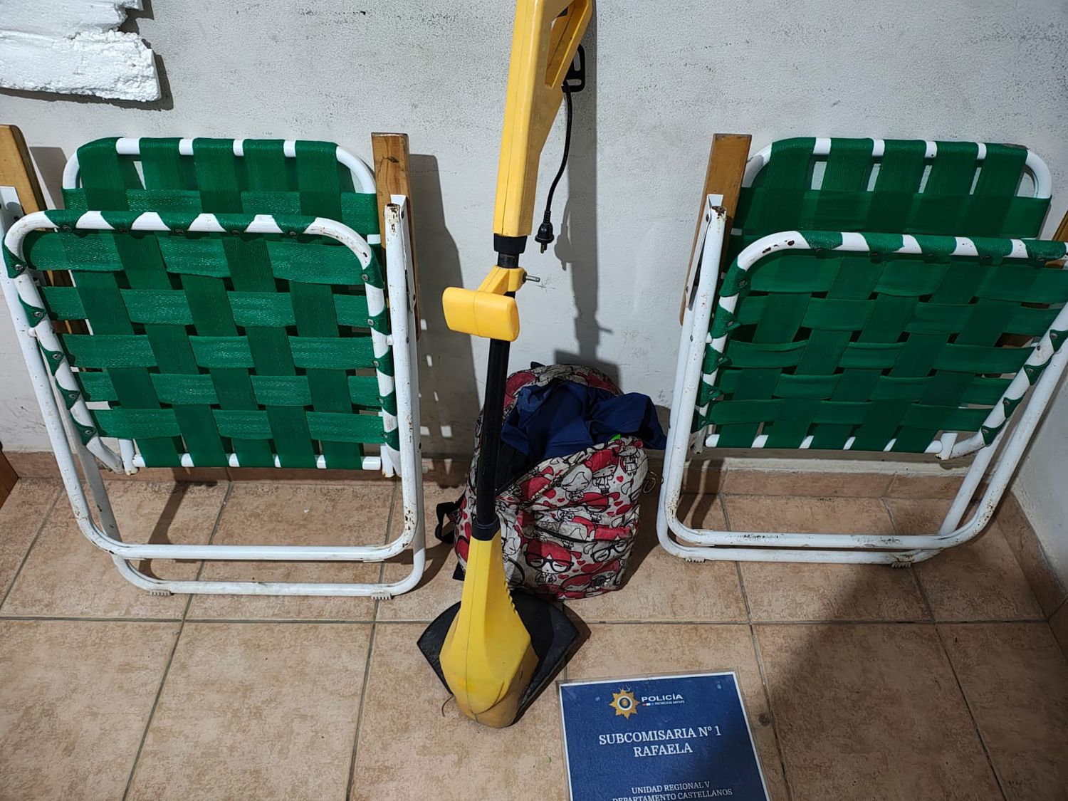 Con las reposeras bajo el brazo…: los interceptó la policía y no supieron qué decir