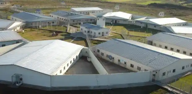 La Plata: Preso por homicidio saltó un alambrado y escapó de la cárcel a pie