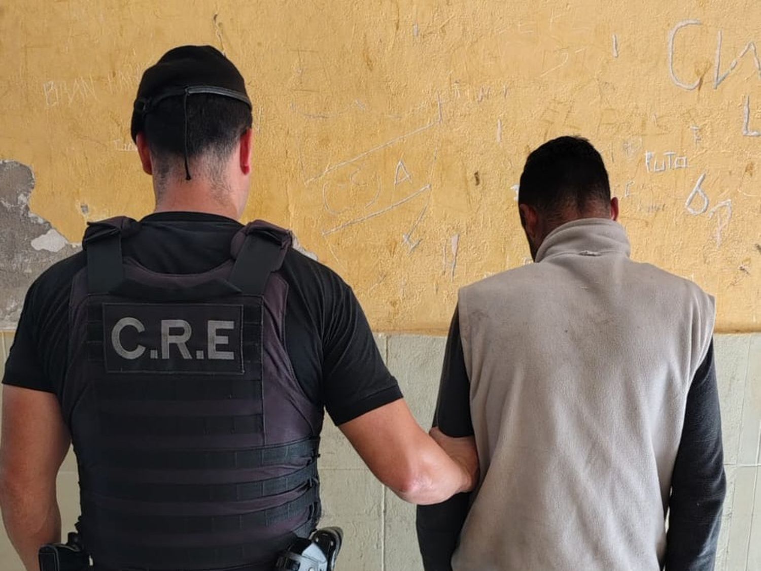 El joven de 31 años fue detenido mientras dormía.