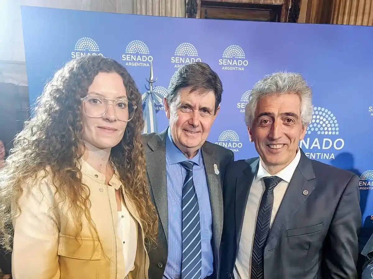 El intendente de San Cayetano, Miguel Gargaglione, junto a funcionarios en una visita oficial al Senado de la Nación, donde gestionó nueva maquinaria y abordó políticas de salud para fortalecer el desarrollo del municipio bonaerense.