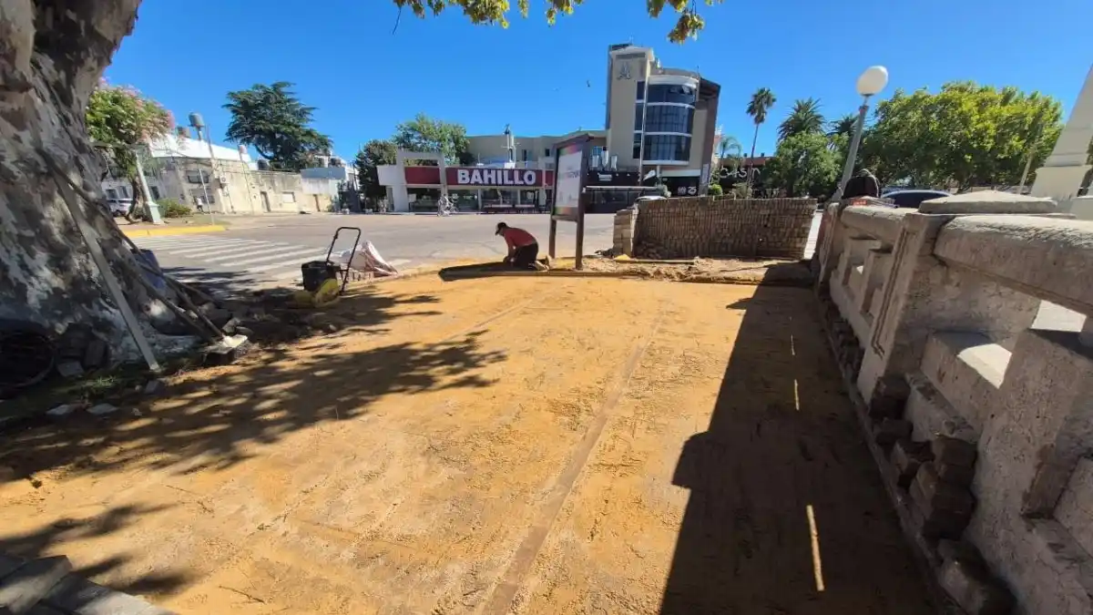Trabajan en la reparación y nivelación de las veredas en la zona de la Costanera