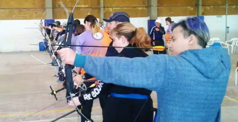 Varios podios en torneo de arquería en el Polideportivo
