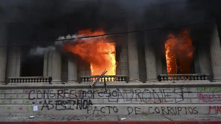CRISIS en GUATEMALA: manifestantes incendian el Congreso y piden renuncian de Giammatei +(Fotos)