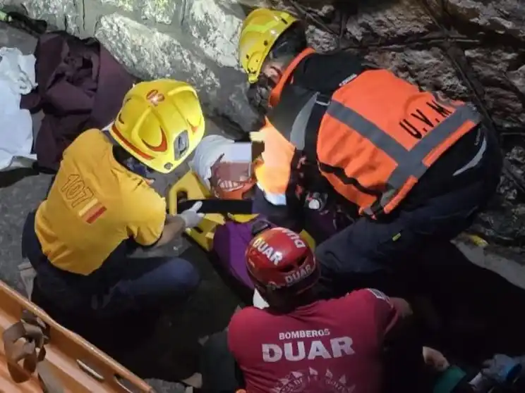 Rescataron a un hombre que cayó a un canal en pleno centro de Córdoba