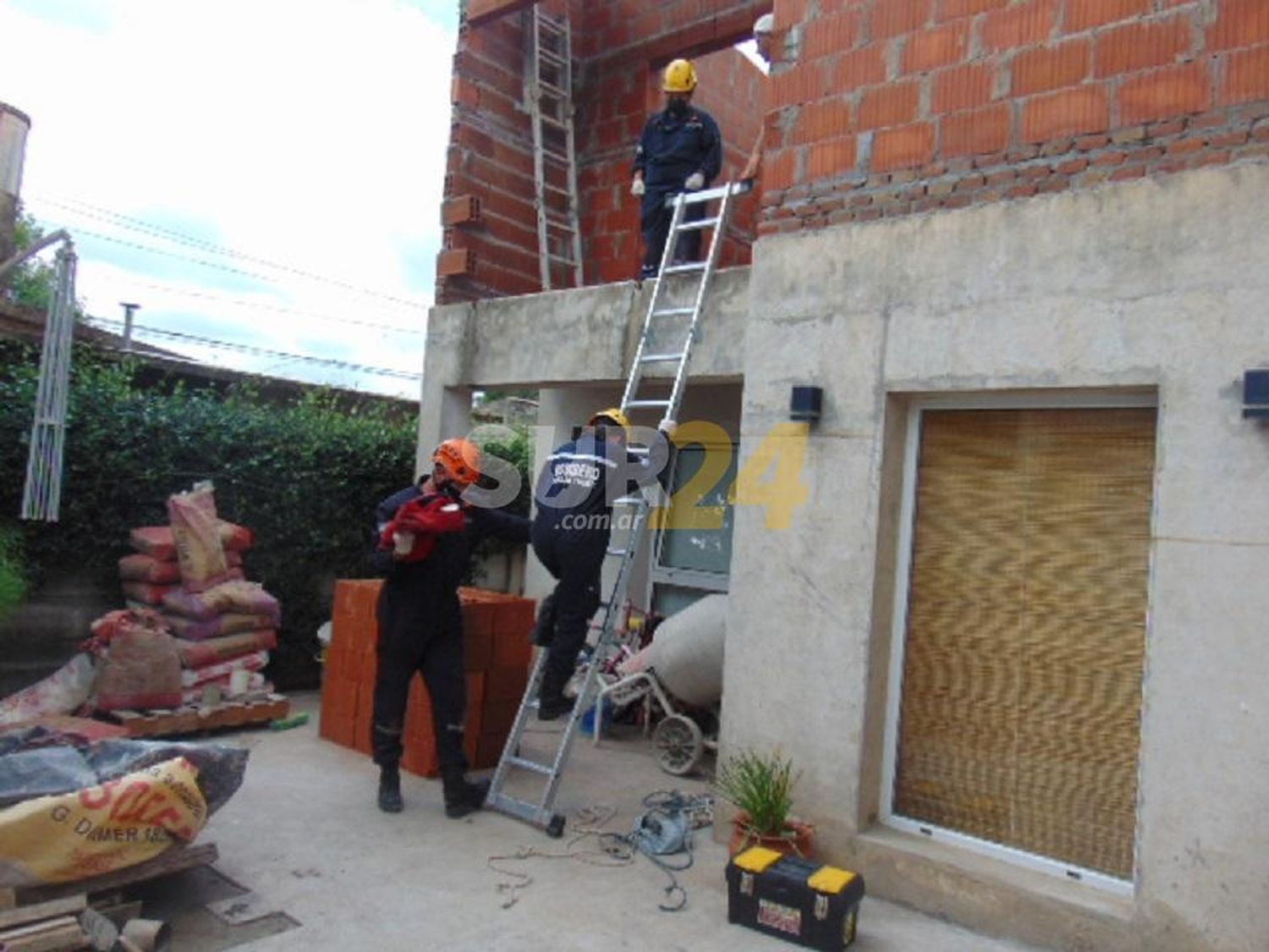 Bomberos de Venado rescatan a un trabajador que cayó en una obra en construcción