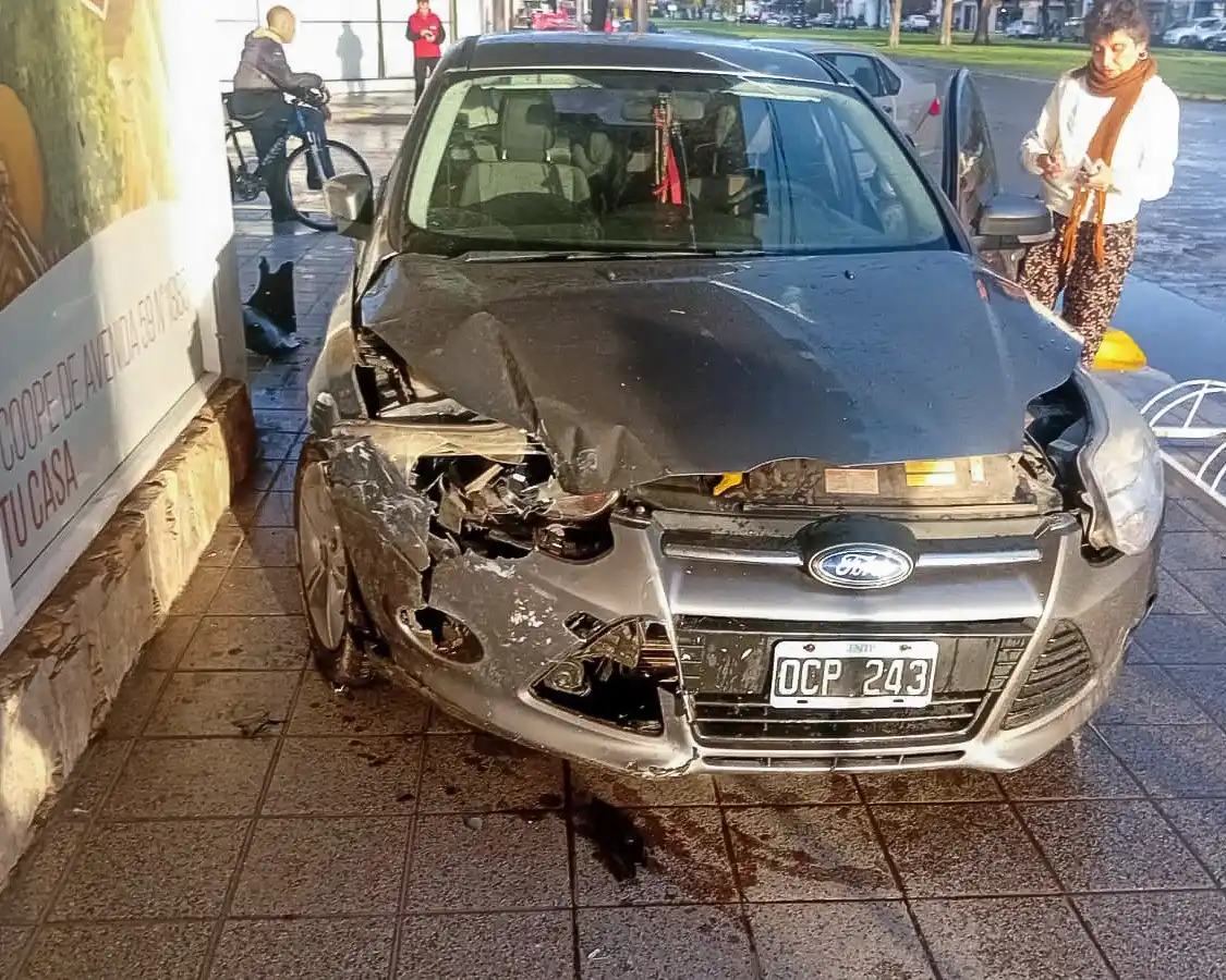 Pudo haber sido una tragedia, uno de los rodados sobre la vereda de avenida 59, tras el fuerte impacto