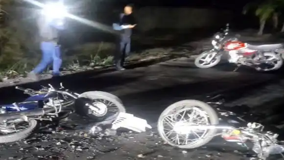 IMPACTO EN LA PENUMBRA: Motorizados chocaron de frente y murieron al instante