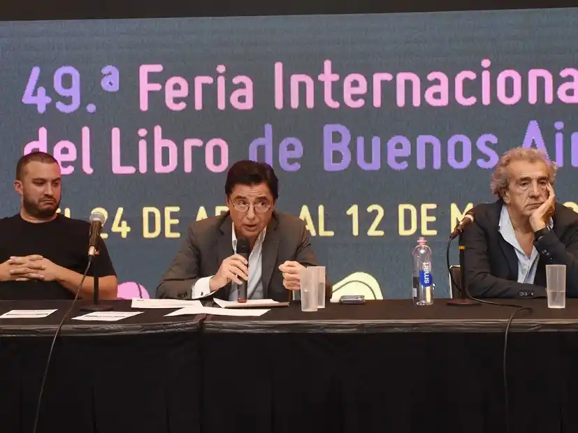 Jorge Fontevecchia con Ricardo Roa y Tomás Rebord. Foto Martín Bonetto