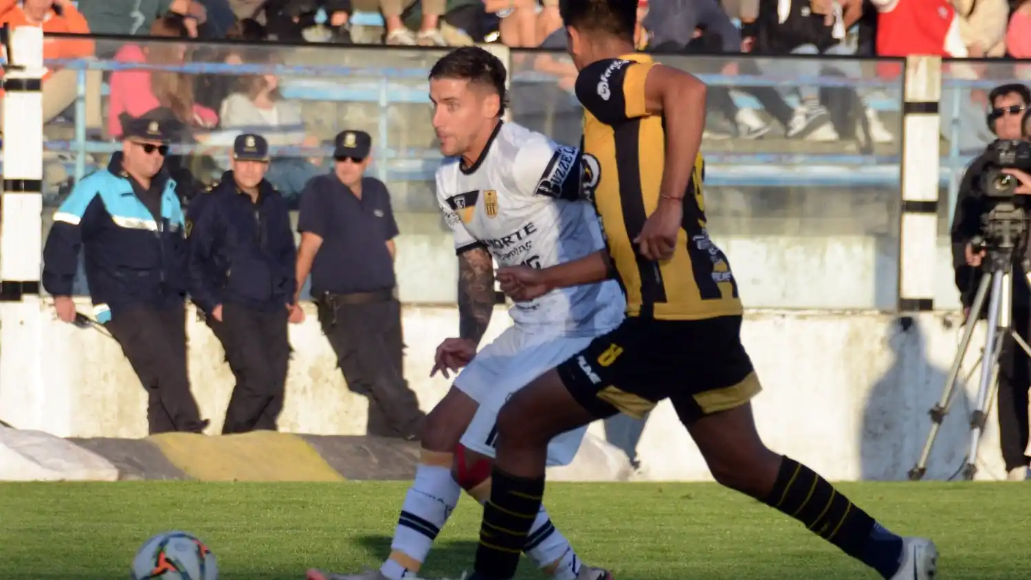 Lucas Comachi, habitual titular en el mediocampo aurinegro.