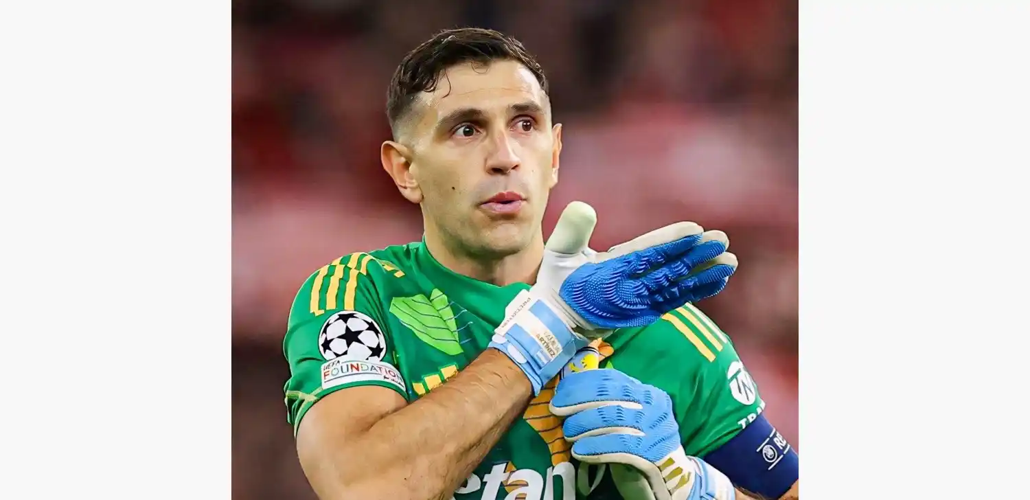 La próxima prueba de "Dibu" será el domingo, cuando reciba a Manchester United por la Premier League.