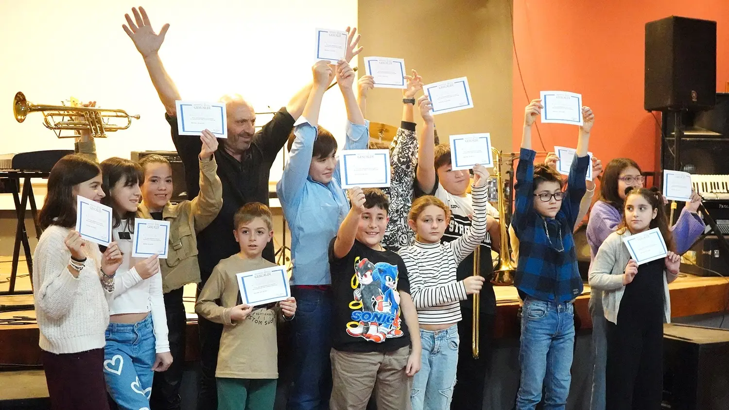 Los alumnos, junto al profesor Juan Gesualdi, recibieron sus diplomas