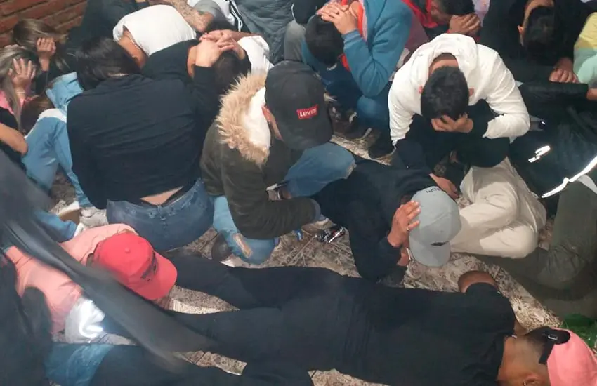 Fiesta clandestina en Gálvez dejó más de 90 detenidos, varios menores de edad