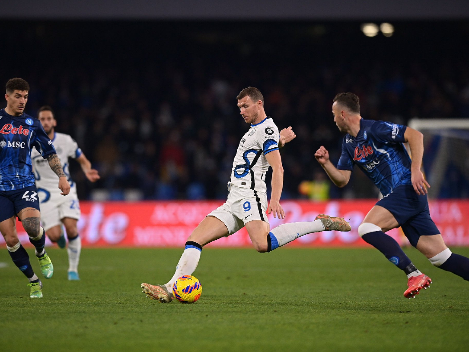 Inter empató con Napoli y mantuvo el liderazgo