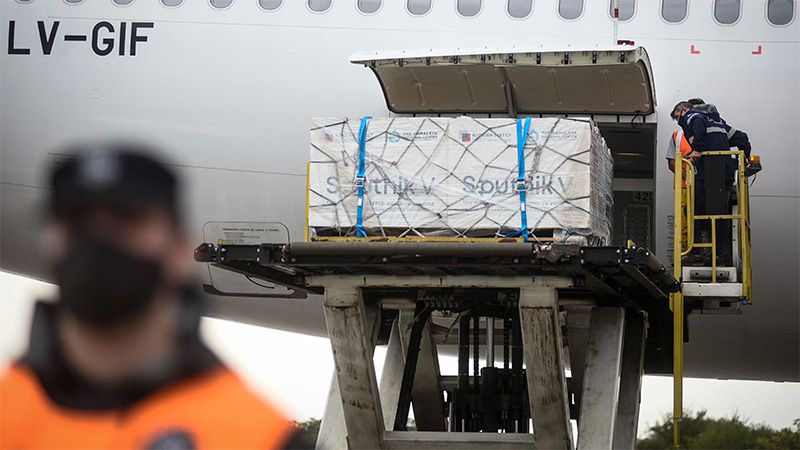 Llegan hoy un millón de vacunas chinas y el viernes más dosis desde Rusia