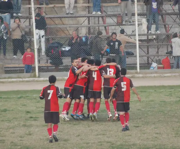 En el adelantado de la B, Isleños liquidó a Juvenil con la pegada de Frías 
