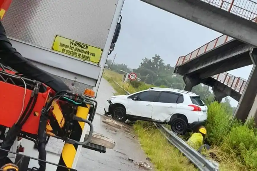 Despistó y quedó sobre el guardarraíl: debió ser auxiliado por los bomberos
