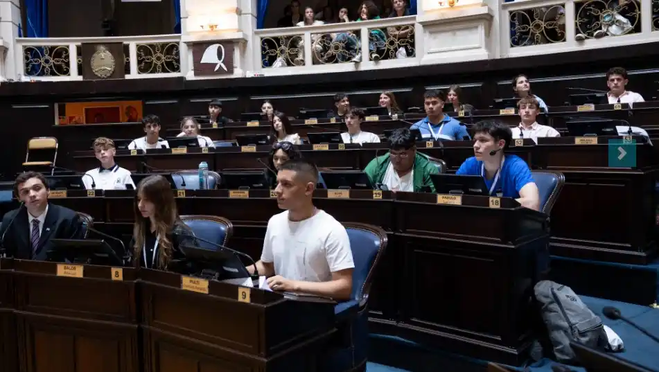 Estudiantes de escuelas secundarias participando del Parlamento Juvenil Bonaerense, en la Legislatura provincial. (Dirección de Políticas Socioeducativas)