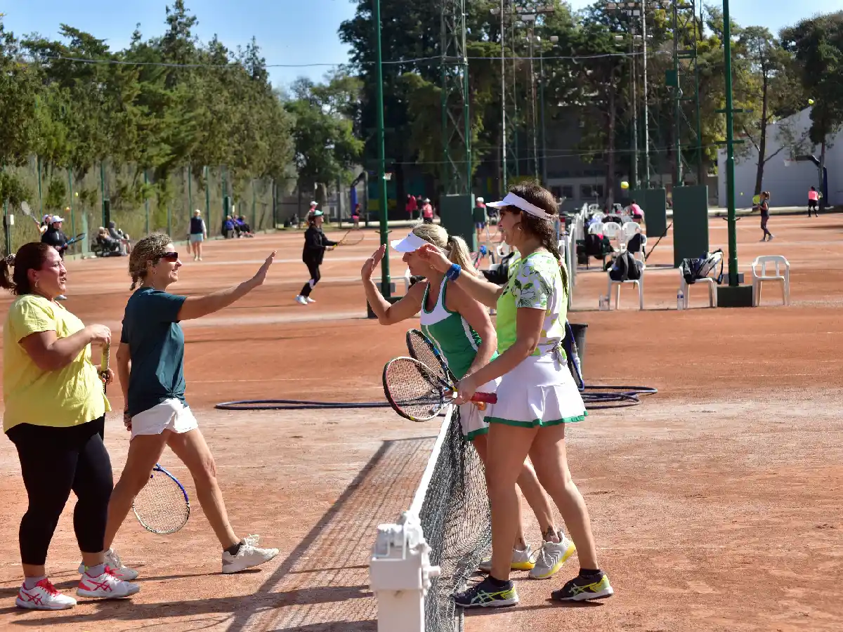 Las chicas van por el último saque