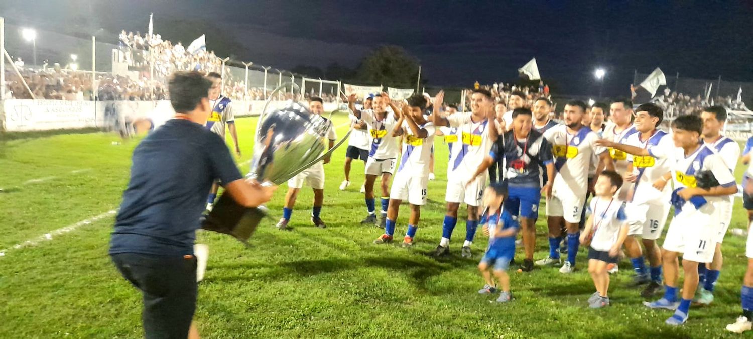 El capitán Exequiel Schulz le va a ofrendar al plantel la Supercopa ganada por La Banda. Hubo largos festejos, no faltó la vuelta olímpìca y la caravana por las calles de nuestra ciudad.