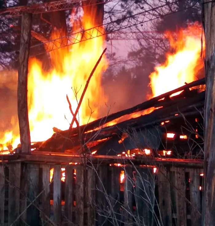 Bomberos combatieron el intenso fuego en un establo