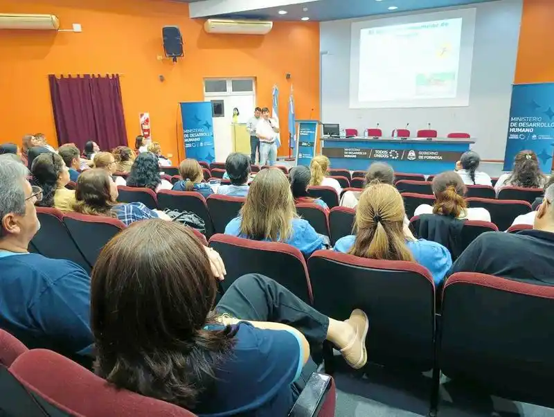 En el marco de la campaña contra el
dengue capacitan a docentes y directivos