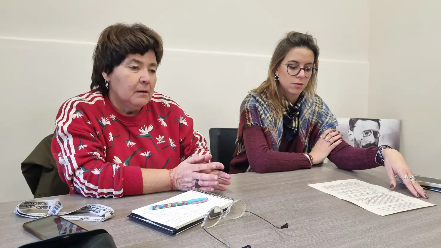 Gisela Giamberardino, titular del Área de Género de la Unicen, y Agustina Goñi,  directora municipal de Políticas de Género.